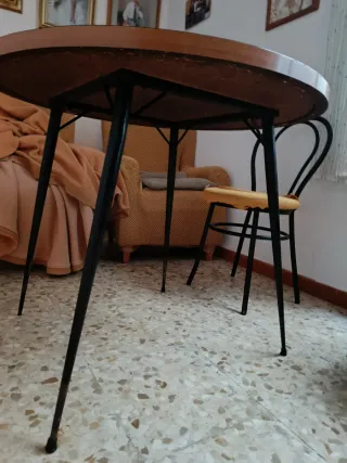 Mesa redonda con patas de metal.