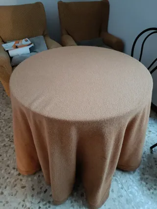 Mesa redonda con patas de metal.