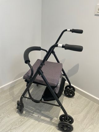 Andador con asiento valorado en 159 €  Sevende 75€