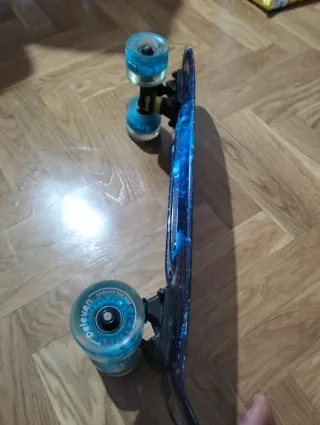 Patín color galaxias con luces en la rueda