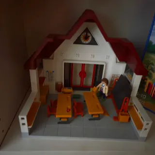 Autobús , colegio,parque,  hospital y casa.