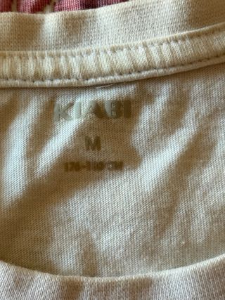 Camiseta blanca con bolsillo en el pecho.