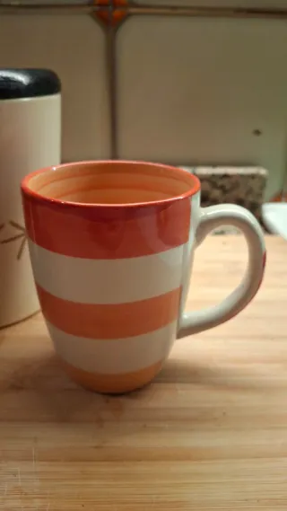 Set due mug e un barattolo caffé