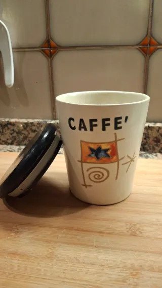 Set due mug e un barattolo caffé