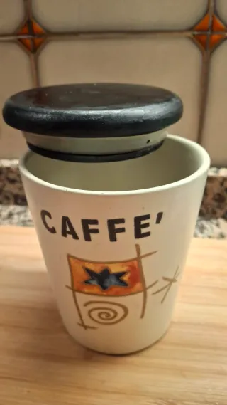 Set due mug e un barattolo caffé