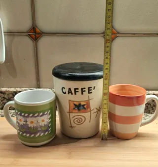 Set due mug e un barattolo caffé