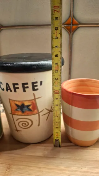 Set due mug e un barattolo caffé