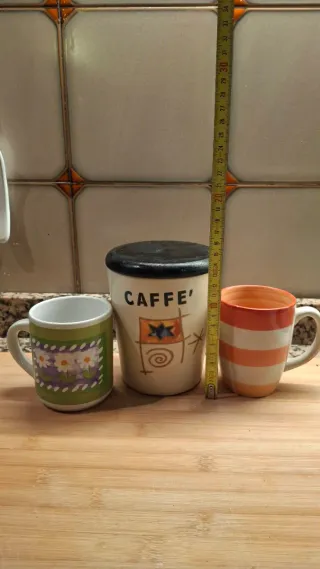 Set due mug e un barattolo caffé