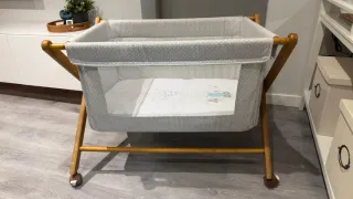 Minicuna de madera con ruedas