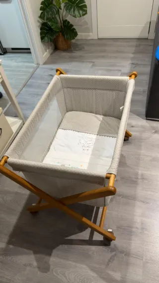 Minicuna de madera con ruedas