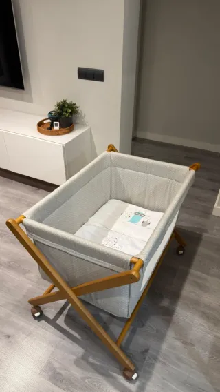 Minicuna de madera con ruedas