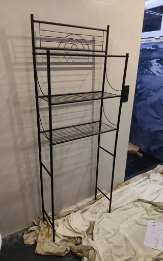 Estantería metálica negra para baño