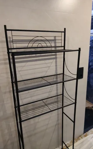 Estantería metálica negra para baño