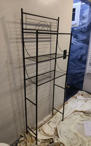 Estantería metálica negra para baño