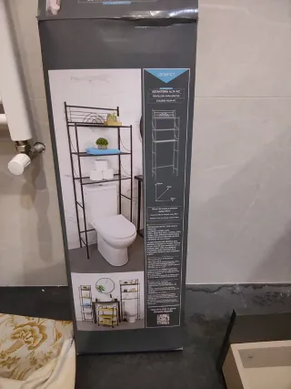 Estantería metálica negra para baño