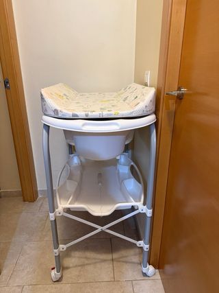 Cambiador y bañera para bebé se regala el cojín