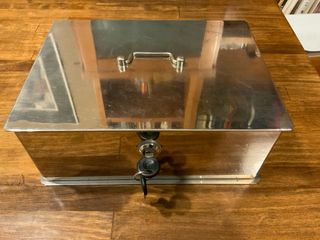 Caja de caudales metálica cromada.