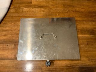 Caja de caudales metálica cromada.