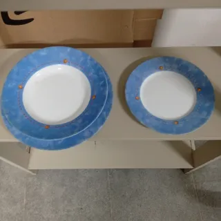 VAJILLA color blanco con banda azul.