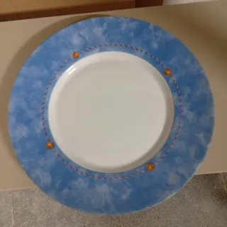 VAJILLA color blanco con banda azul.