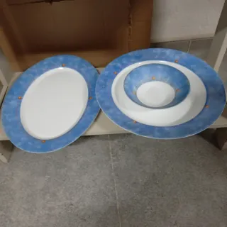 VAJILLA color blanco con banda azul.