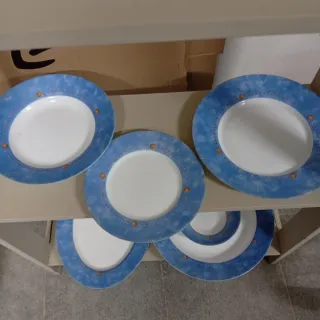 VAJILLA color blanco con banda azul.