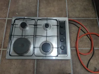 Cocina gas y eléctrica 3 fuegos y uno eléctrico