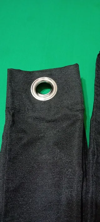 Tenda nera con anelli