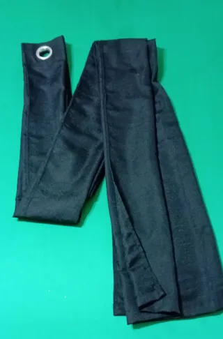 Tenda nera con anelli