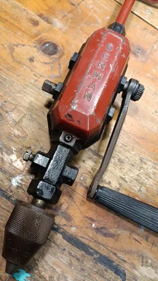 Vecchio trapano a mano Germani