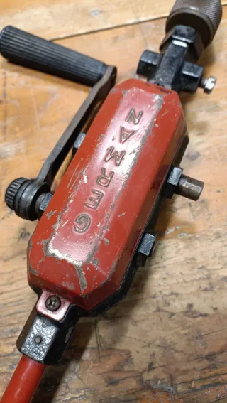 Vecchio trapano a mano Germani