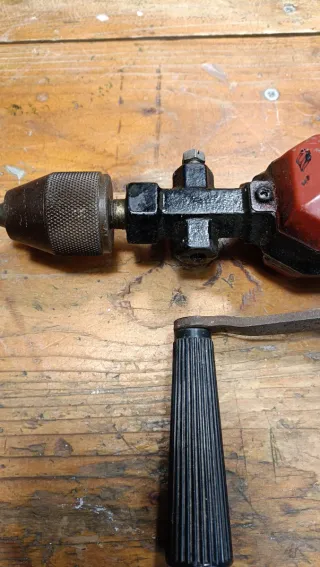 Vecchio trapano a mano Germani