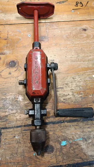 Vecchio trapano a mano Germani