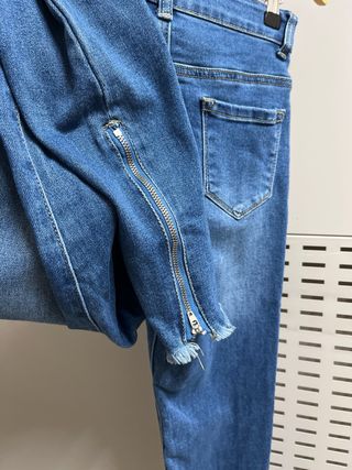 Pantalón vaquero pitillo.