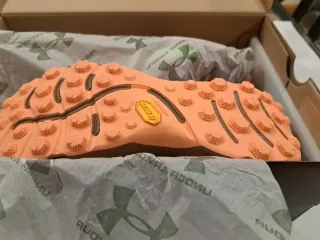 ZAPATILLAS MUJER NIÑA UNDER ARMOUR TALLA 38.