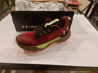 ZAPATILLAS MUJER NIÑA UNDER ARMOUR TALLA 38.