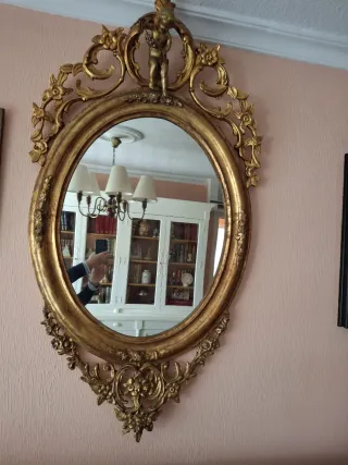 Espejo en madera muy antiguo.