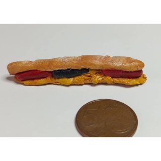 Miniatura di panino con longaniza, morcilla e tortilla