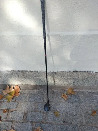 Palo de Golf Titleist híbrido.