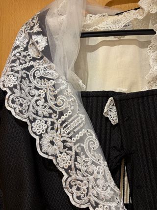 Manteleta Plata Bordada Sin Estrenar