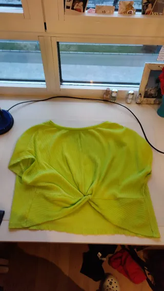 Lote de ropa, tops, pantalones. Buen estado