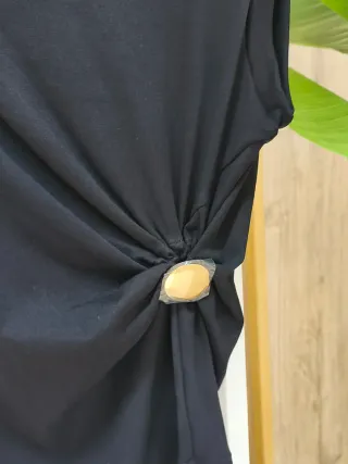 Top Negro Drapeado con Detalle Dorado