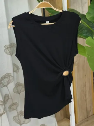 Top Negro Drapeado con Detalle Dorado