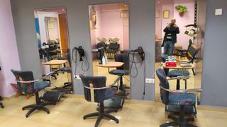 Traspaso peluquería Unisex equipada Sevilla Este