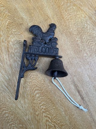 Campana de hierro fundido con gallo y Welcome