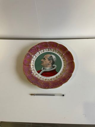 Crucifijo vintage de madera y plato de papa Pablo