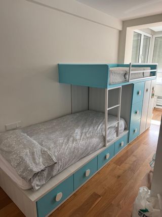 Litera con almacenaje azul y blanco