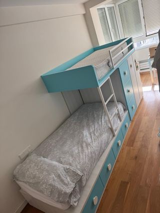 Litera con almacenaje azul y blanco