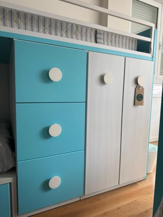 Litera con almacenaje azul y blanco