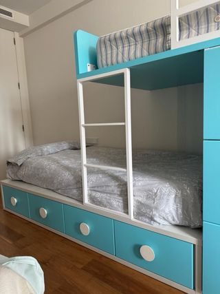 Litera con almacenaje azul y blanco